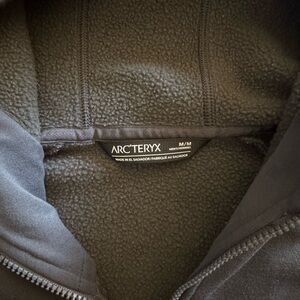 Arc'teryx Men's Dark Gray Performance Jacket